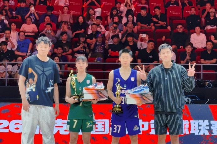 九游电脑版平台-不止是看球！丁彦雨航与郭艾伦为耐高男女篮MVP张宇辰&amp;许梦伊颁奖